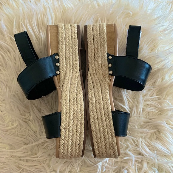 (SOLD) Steve Madden Black platform strap sandals - Picture 4 of 5